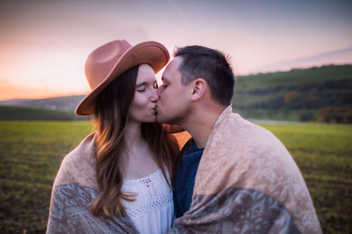 couple kissing in a sunset photo shoot